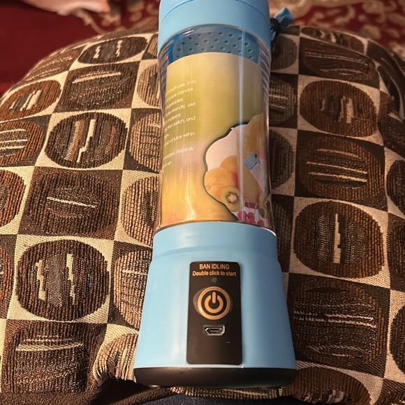 New in box portable and rechargeable blender - Picture 3 of 3